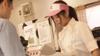 可愛い店員がレイプ魔に襲われ、泣き叫びながら中出しされて泣き崩れる。