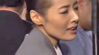 電車内でOLが痴漢にレイプされる