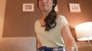 愛想を尽かした美人妻がネットで出会い、禁断の肉体関係に陥る