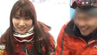 スキーウェアの素人お姉さんが生中出しに喜ぶ