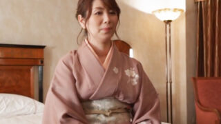 正月神社で出会った雅な和服熟女が人妻だと忘れ、濃厚なセックスを楽しむ。