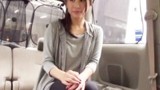 細身の美人妻を騙して車内でフェラ抜きに成功