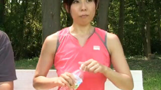 汗だくのジョギング中の奥様と野外での不倫。