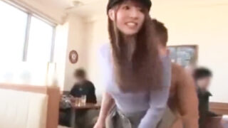 客のいる場でも襲撃ハメドッキリが行われた。