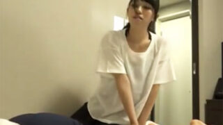 美人マッサージ嬢が勃起した男性のチンポを抜く