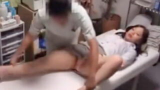 凄腕整体師が美人OLに中出しレイプマッサと手マンで潮吹きさせる