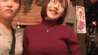 居酒屋で挨拶代わりにフェラ抜きした淫乱メガネ