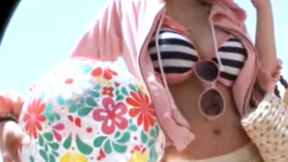 巨乳のビキニ女子をナンパし、エロマッサージで生のチンコを挿入し、中出しする作品。