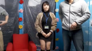 AVリハーサルで激しくハメ撻されるお姉さん