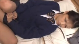 処女喪失の指導を受けるはずだった女子校生が中出しされてしまう。