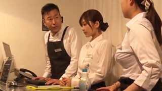 可愛すぎて店長に性奴隷にされたネカフェ店員の物語