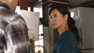 息子に襲われ、性的な侵害を受けた美人母親