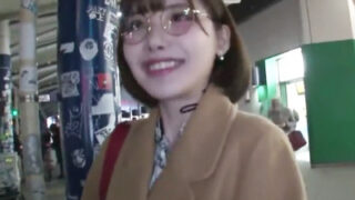 メガネのオタク系美人妻が東京で不倫に没頭する