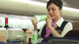 高度1万メートルの空で逃げ場のない美人客室乗務員がレイプされる
