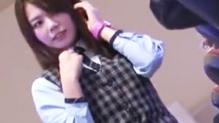 パチンコ店の美少女店員が客に痴漢され、着衣のまま中出しされる悲劇。