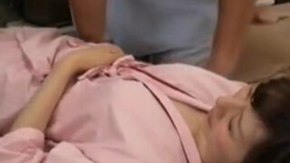 夫の隣でクズ整体師に中出しレイプされた素人妻