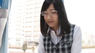 眼鏡のOLがエロマッサで濡れ、パンストが破れ、チンポが挿入される。