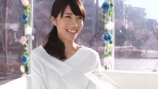 潮が出るたびに賞金がかかる卑猥なゲームで感じるお姉さん。