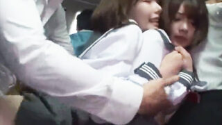 新入生の美少女2人がバス通学でプロの痴漢に遭遇する。