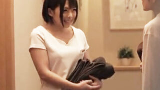 若手可愛い新人マッサージ師がビジネスホテルで発情したイケメンOLに食べられる