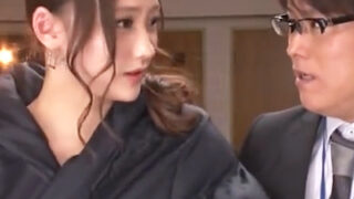 ハイレグ姿の激カワ彼女をキモ社長に差し出した