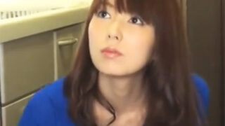 美人妻が谷間で引っ越し業者の勃起を発見