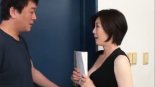 四十路の隣人熟女が若々しい体で隣人旦那を誘惑し、NTRで発情させてパコ。