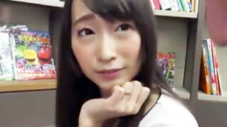 本屋で立ち読み中の青少年を狙う逆痴漢痴女。