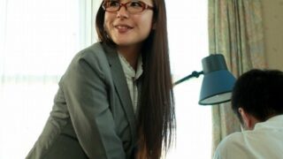 美人家庭教師が生徒の父親に目を向ける。