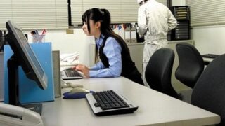 残業中の可愛いOLが業者に狙われ、クロロホルムで眠らされ中出しレイプされる。