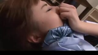 女子校生が新教師を誘惑し、禁断の関係に陥る