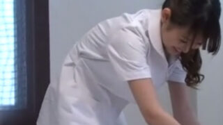 清楚な美女がマッサージと称し、フェラ抜きサービスを提供する。