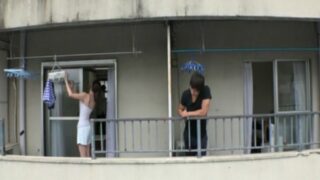 隣人とベランダで関係を持つ変態妻