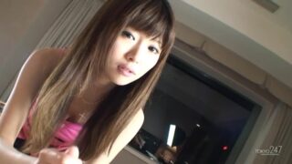 可愛い顔の痴女がエロい手コキで男優を射精させる