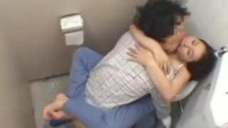 清掃係の女性が男子トイレで若い男性の性器を目にし、発情する。