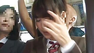 バス内でOLが痴漢に襲われ性行為されるのを目撃したJKが、次に同じ被害に遭う恐れがあることを示す。