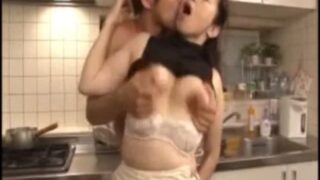 巨乳人妻が息子の性器に迫られ、近親相姦の性交を受け入れる。