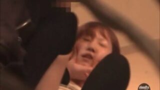 人気のない場所で女子高生がレイプされ泣く