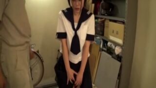 美少女JKがアナル調教で悶絶