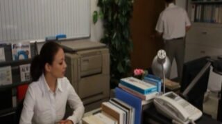 魅惑の身体で同僚や生徒を誘う女教師・織田真子