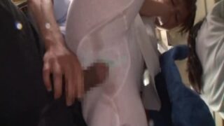 透けレギンスのOLに欲情し、満員電車でレイプする