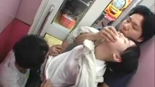 パチンコ店でナンパされた男にレイプとフェラを強要されたロリ系素人少女