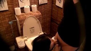 居酒屋トイレ盗撮で酔った男女がセックスを始める