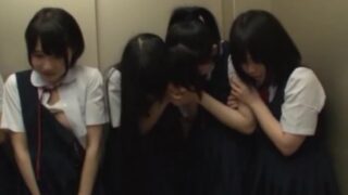 電停で怯えるJKがレイプされる瞬間。