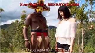 晴天の下、裸の集団が自然な大粗チンポを生で使用。