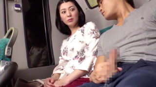 バスで居眠り中のOLが後部座席で男性にハメられる。