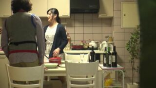 美人妻が夫の寝取られ願望を叶えるために他人棒とイキまくり、盗撮される。