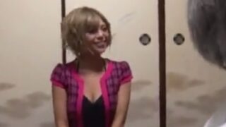 泥酔したギャルに生中出しする老人。