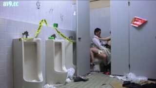 痴女が男子トイレに侵入し、男を誘惑して即ハメする。