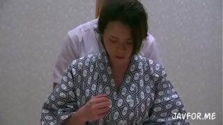 温泉中にマッサージで性欲を解消する妻